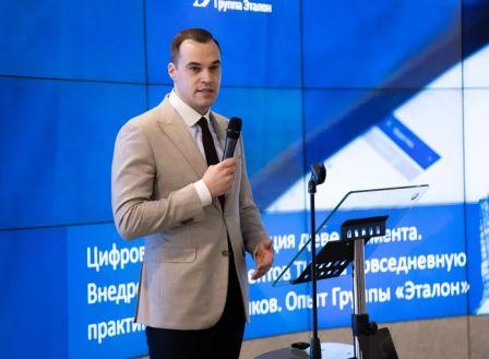 Вице-президент Группы «Эталон» по региону Москва Максим Берлович выступил на мероприятии и рассказал об успехах и планах Группы «Эталон» в сфере цифровизации девелоперского бизнеса.